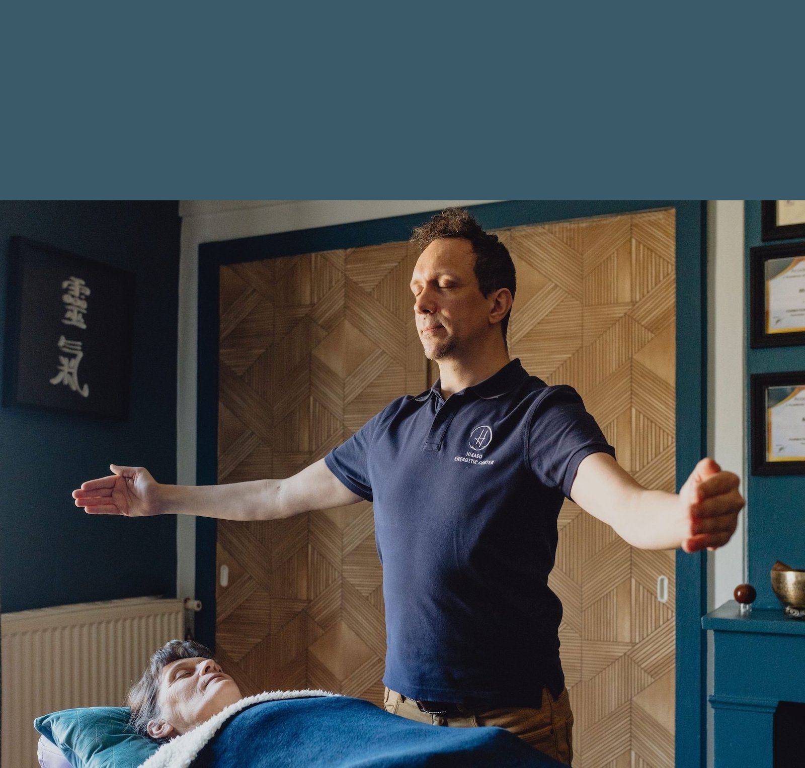 Lucas Daho, Maître Reiki certifié à Lyon, en séance de soin énergétique — cabinet Hikaso Bellecour