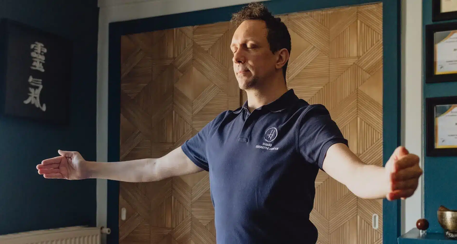 Lucas Daho, Maître Reiki certifié à Lyon, en séance de soin énergétique — cabinet Hikaso Bellecour-geobiologue-geobiologie-feng shui-purification des lieux-nettoyage énergétique